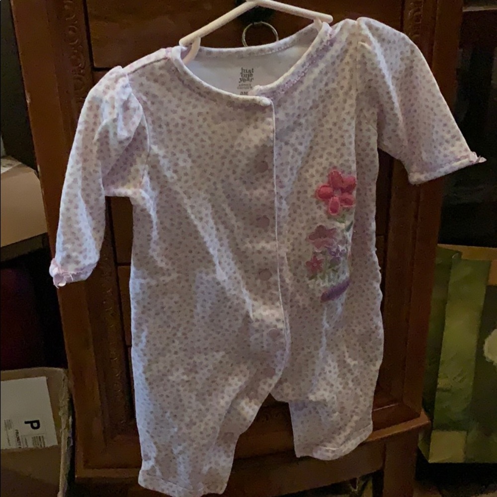 🎁Carter’s Girls 3- Mth Snap Onsie!